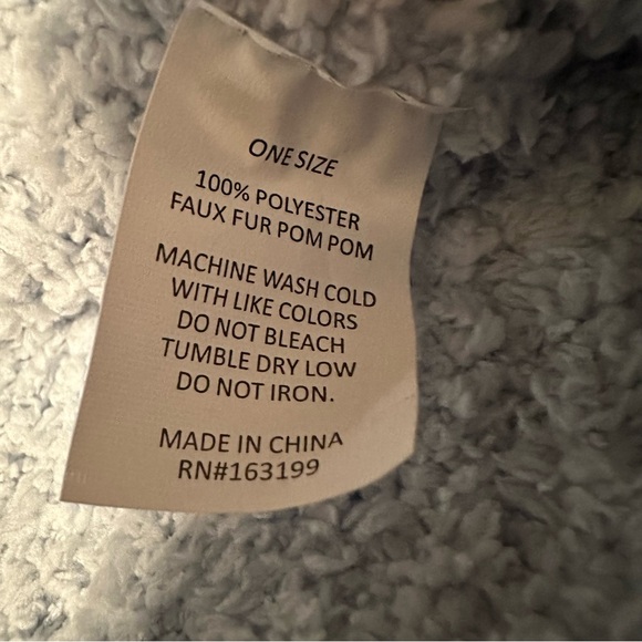 NWT blue faux fur Pom beanie hat - Picture 2 of 2